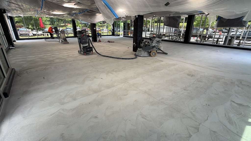 Pulido de piso de concreto en local comercial con pulidora planetaria y aspiradora industrial